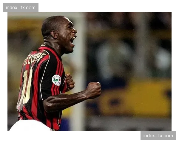 特写：终场哨响，柏林赫塔老将泪洒球场告别主场球迷